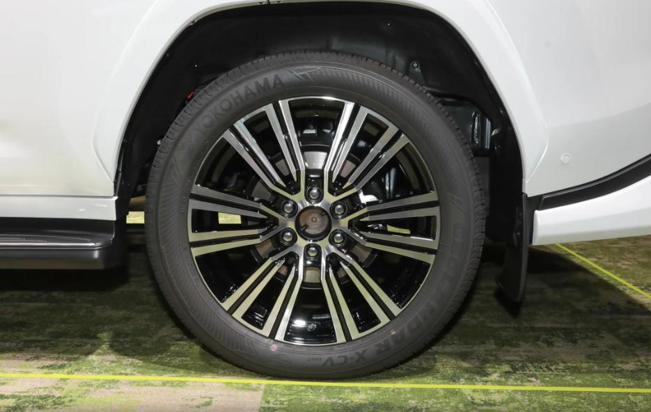 售價高達百萬,車長5115米,雷克薩斯LX700h表現(xiàn)如何?
