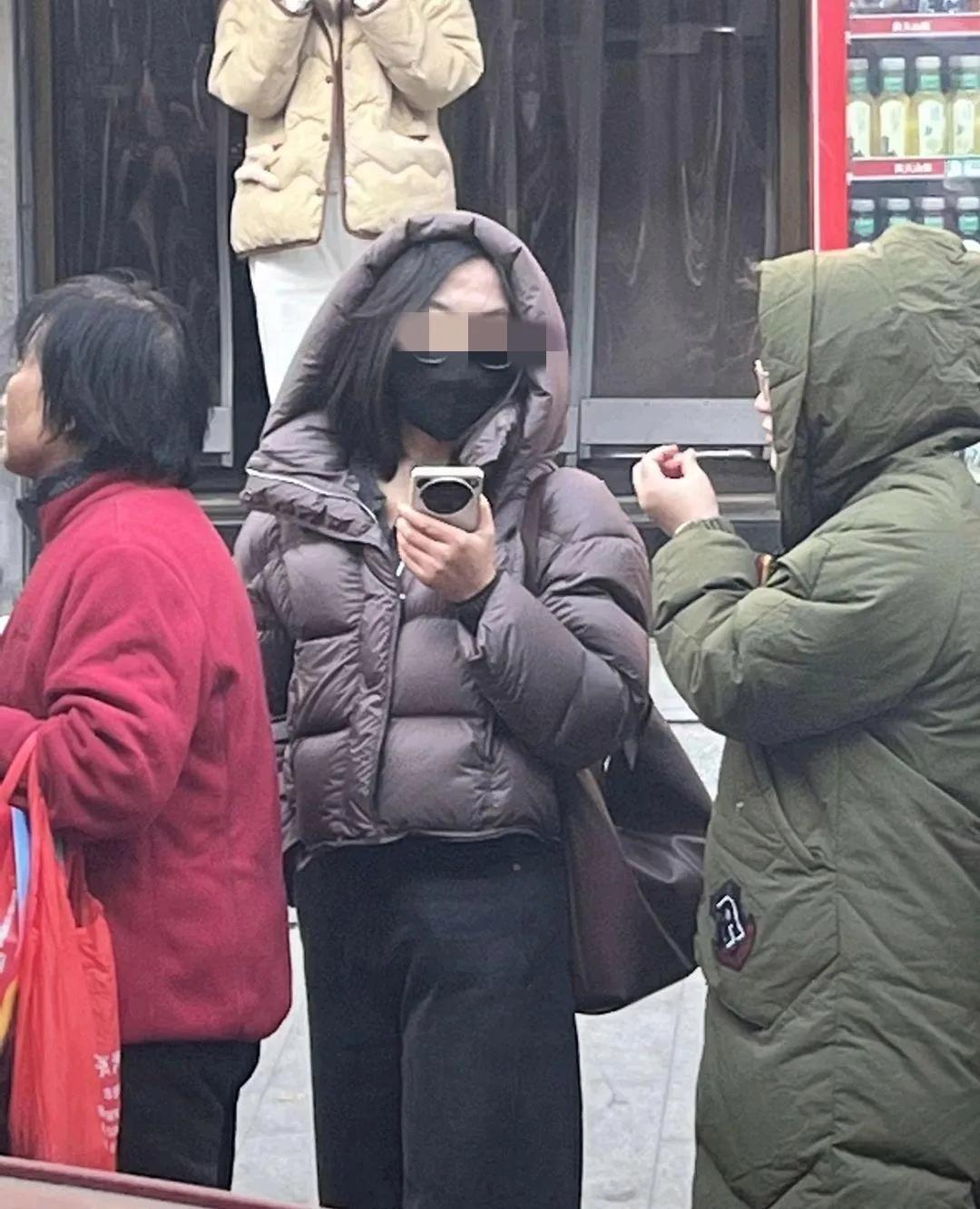 疑有人領到大冰免費羽絨服后轉賣