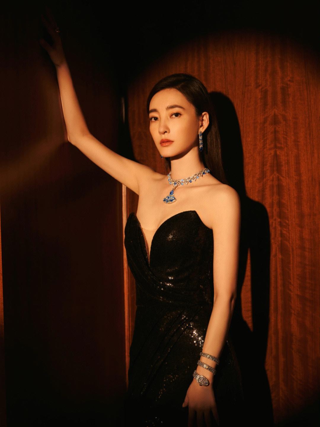 王麗坤離婚風(fēng)波后首現(xiàn)身