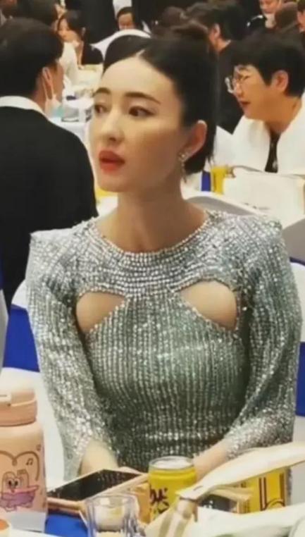 王麗坤離婚風(fēng)波后首現(xiàn)身