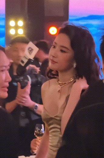 劉亦菲晚宴內場美到發光