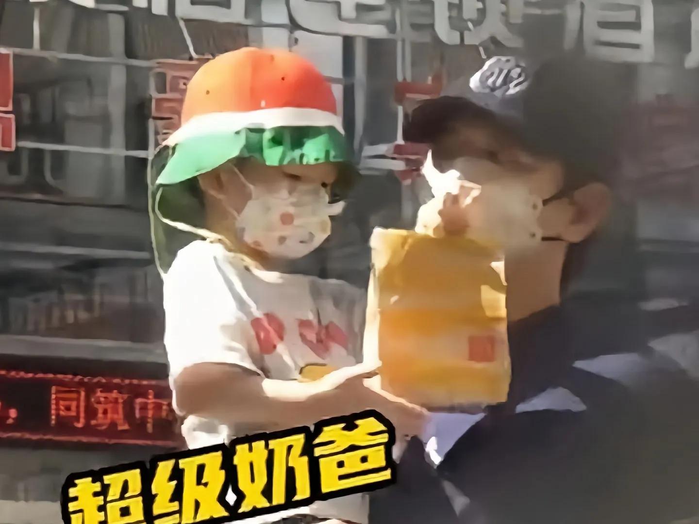 劉詩詩抱兒子逛超市母愛滿滿