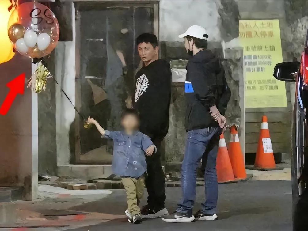 劉詩詩抱兒子逛超市母愛滿滿
