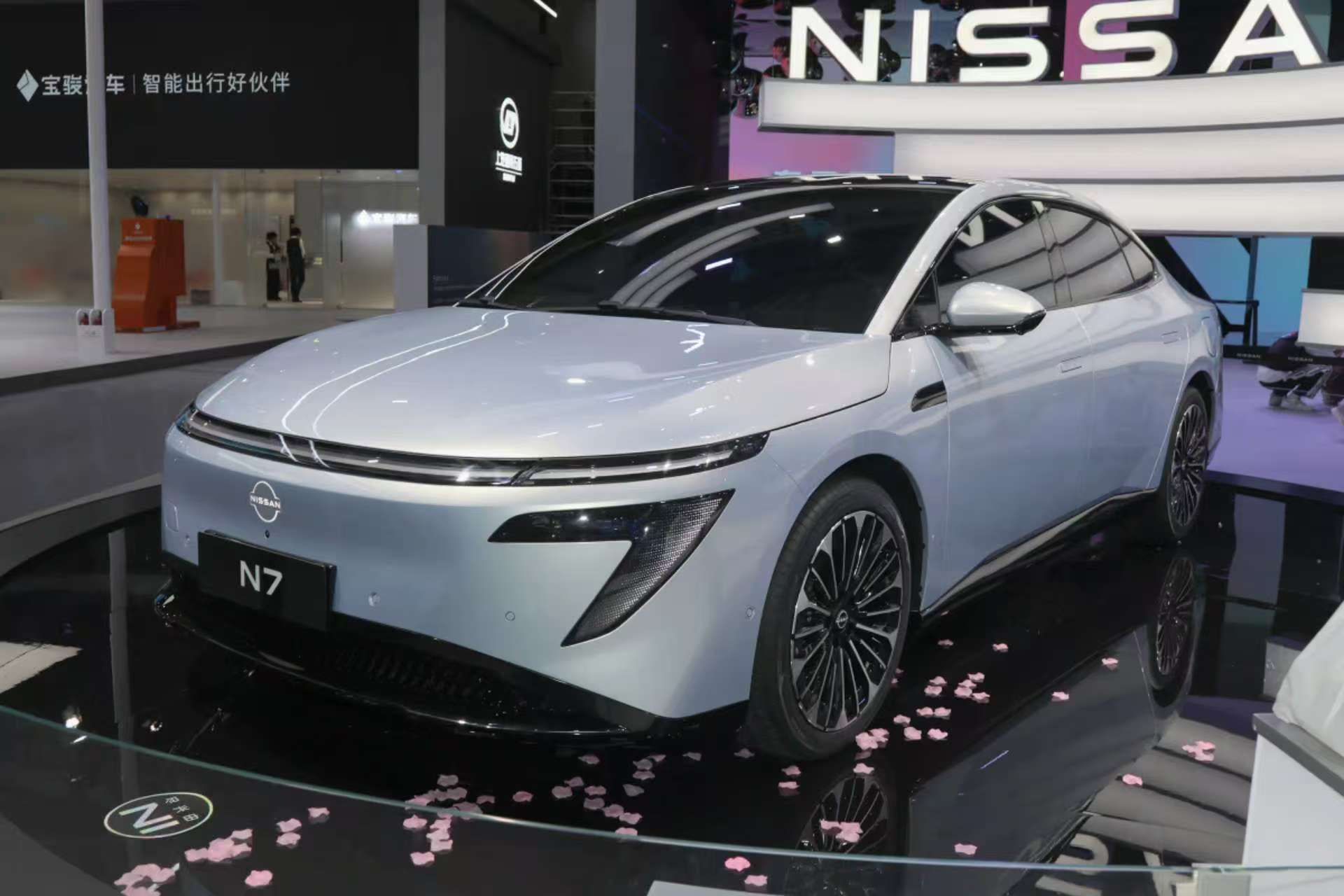 8295芯片+高階智駕加持,東風日產N7燕麥米配色實車曝光