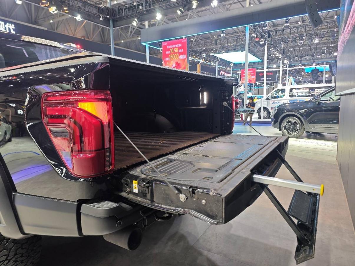 預計售價85萬左右 重慶車展實拍新福特F-150猛禽