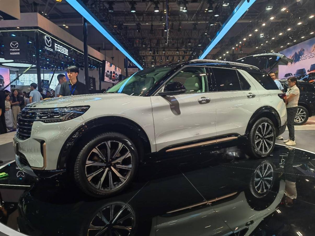 四驅穿越版上市售30.98萬,福特探險者家族全系四驅,覆蓋5/6/7座