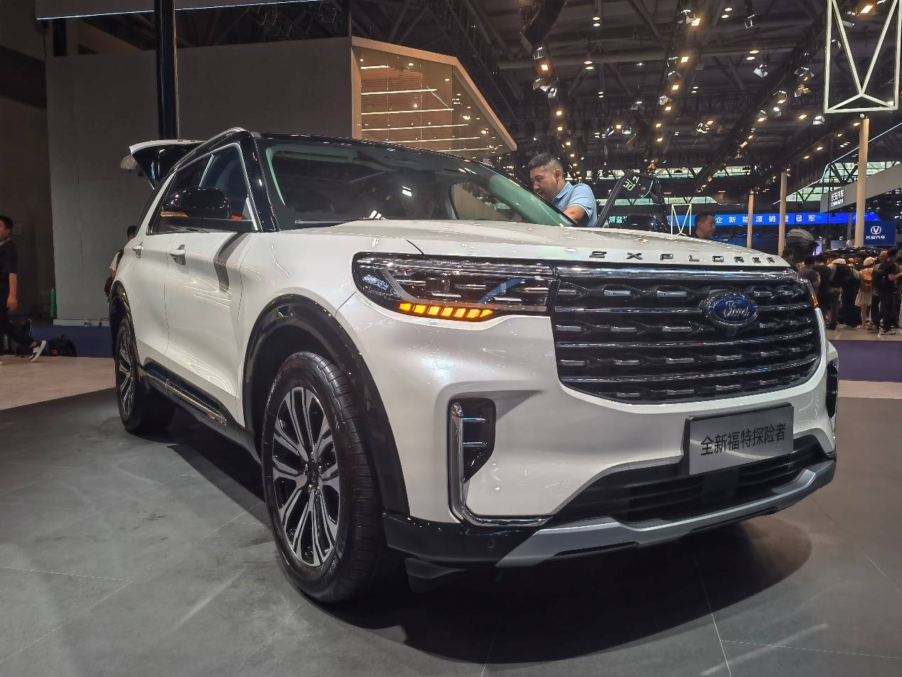四驅穿越版上市售30.98萬,福特探險者家族全系四驅,覆蓋5/6/7座