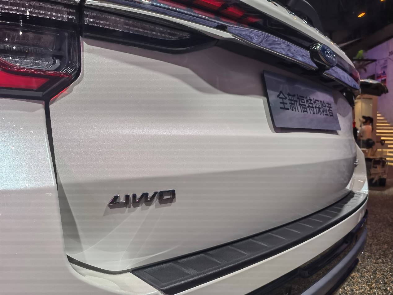 四驅穿越版上市售30.98萬,福特探險者家族全系四驅,覆蓋5/6/7座