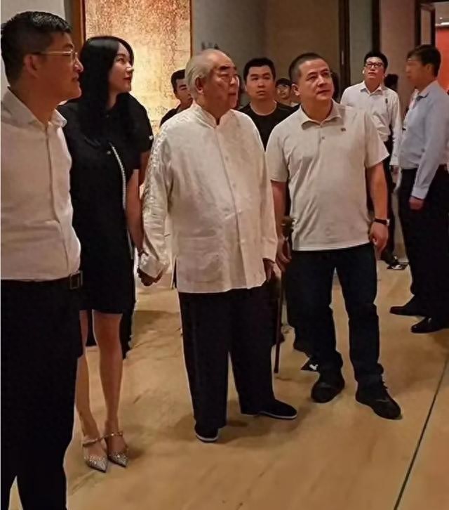 87歲范曾慶生 與小50歲妻子很恩愛