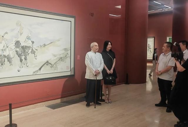 87歲范曾慶生 與小50歲妻子很恩愛