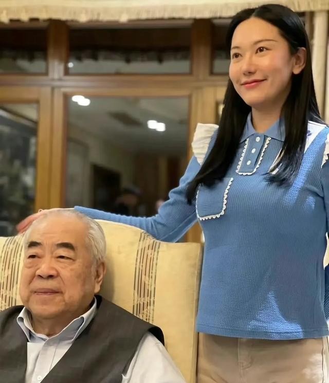 87歲范曾慶生 與小50歲妻子很恩愛