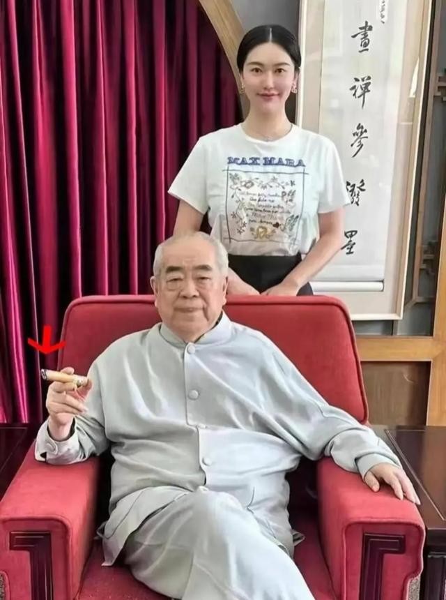 87歲范曾慶生 與小50歲妻子很恩愛