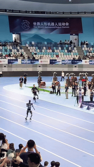 宇樹機(jī)器人“撞人逃逸”火到國(guó)外,王興興回應(yīng):下次不遙控了