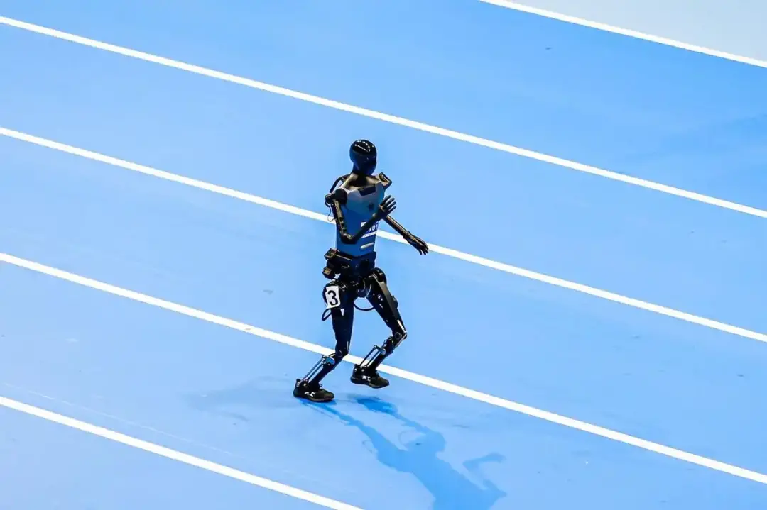 宇樹機(jī)器人“撞人逃逸”火到國(guó)外,王興興回應(yīng):下次不遙控了