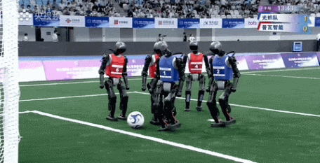 宇樹機(jī)器人“撞人逃逸”火到國(guó)外,王興興回應(yīng):下次不遙控了