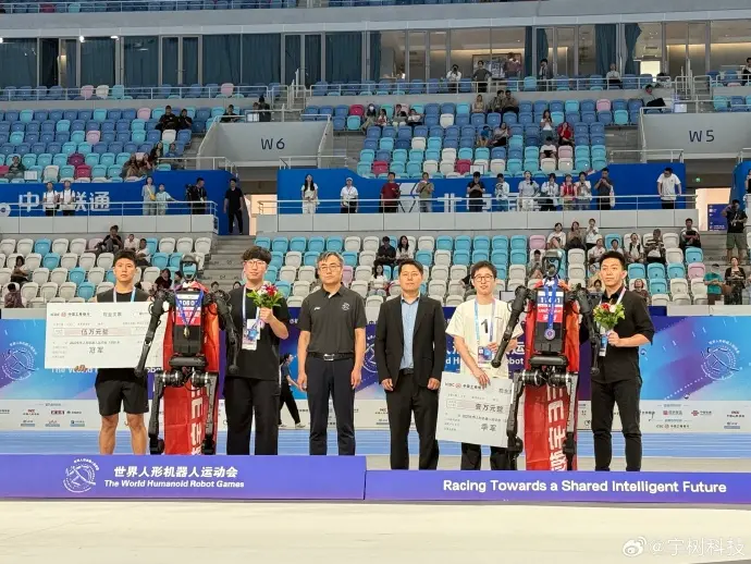 宇樹機(jī)器人“撞人逃逸”火到國(guó)外,王興興回應(yīng):下次不遙控了