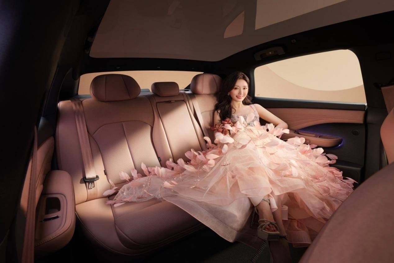 從“玫瑰摩卡新內(nèi)飾”,見證東風(fēng)日產(chǎn)N7為何受女性偏愛