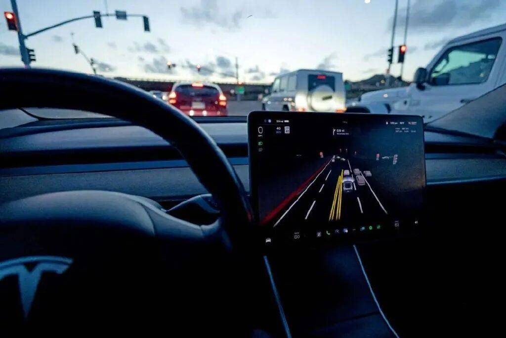 從智能化、電動(dòng)化席卷汽車行業(yè)的那一刻起,智能輔助駕駛就成為一把最鋒利的匕首,刺向傳統(tǒng)車企的最深處