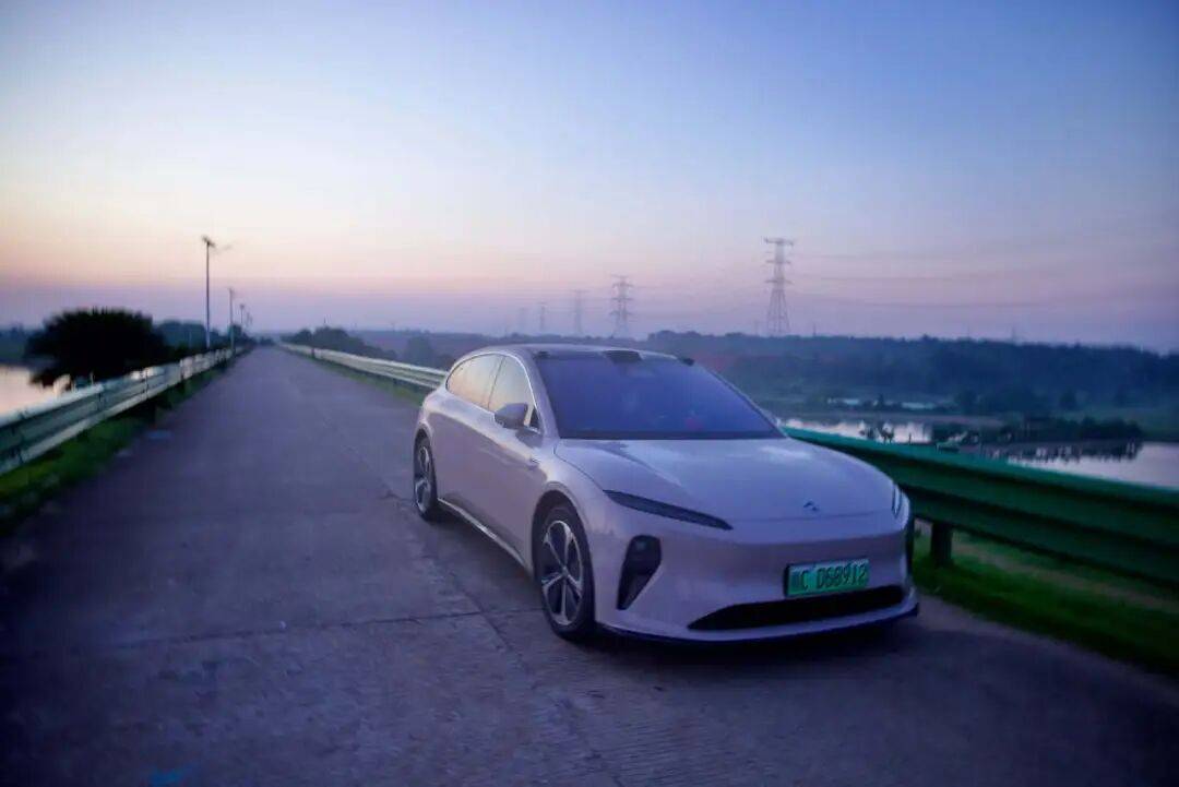 從智能化、電動(dòng)化席卷汽車行業(yè)的那一刻起,智能輔助駕駛就成為一把最鋒利的匕首,刺向傳統(tǒng)車企的最深處