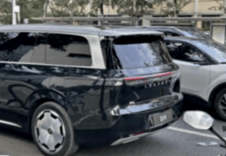 全新零跑D19實車曝光,感覺都可以打問界M9了