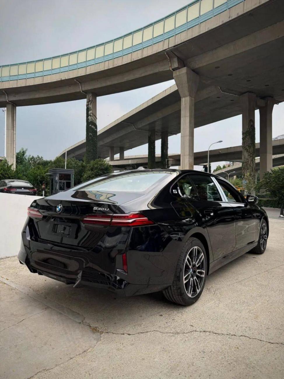 2026款寶馬5系到店,寶石青回歸,首批車主已提車!