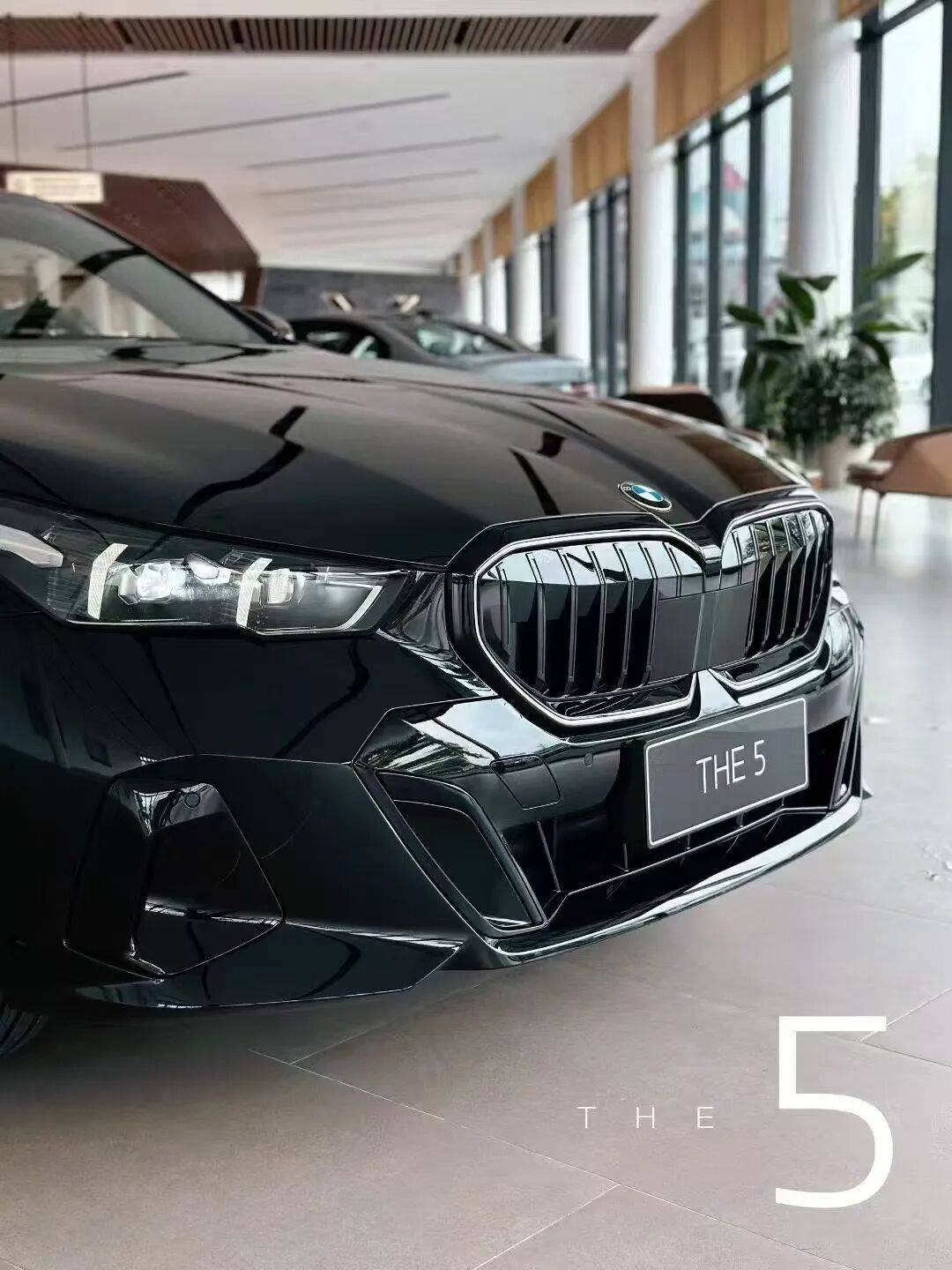 2026款寶馬5系到店,寶石青回歸,首批車主已提車!