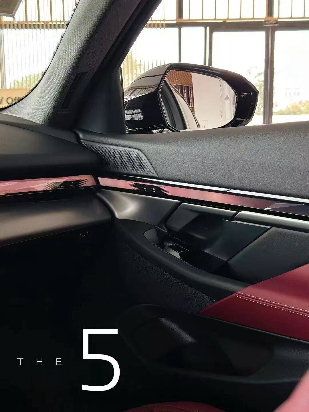 2026款寶馬5系到店,寶石青回歸,首批車主已提車!