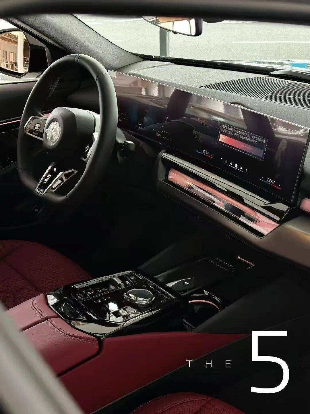 2026款寶馬5系到店,寶石青回歸,首批車主已提車!