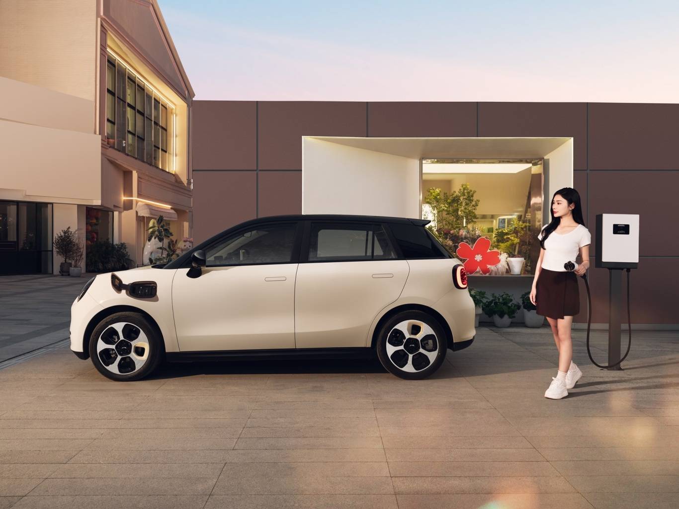 搭載全景天幕、外放電科技!2025款釔為3助力用戶暢享獨特旅行體驗