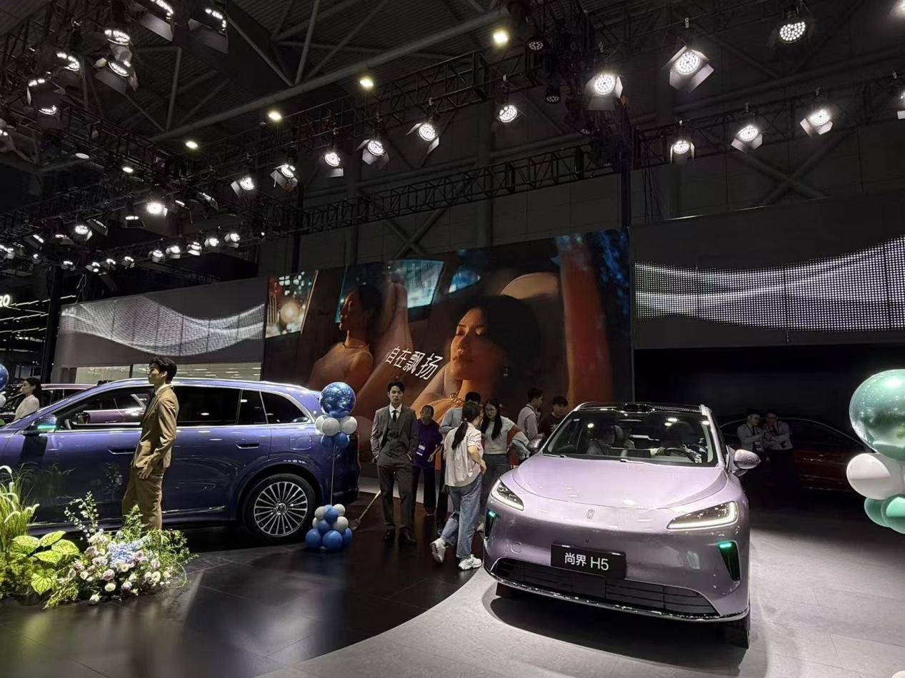 直擊鴻蒙智行展臺:見證問界M7與享界S9T的溫情交付時刻