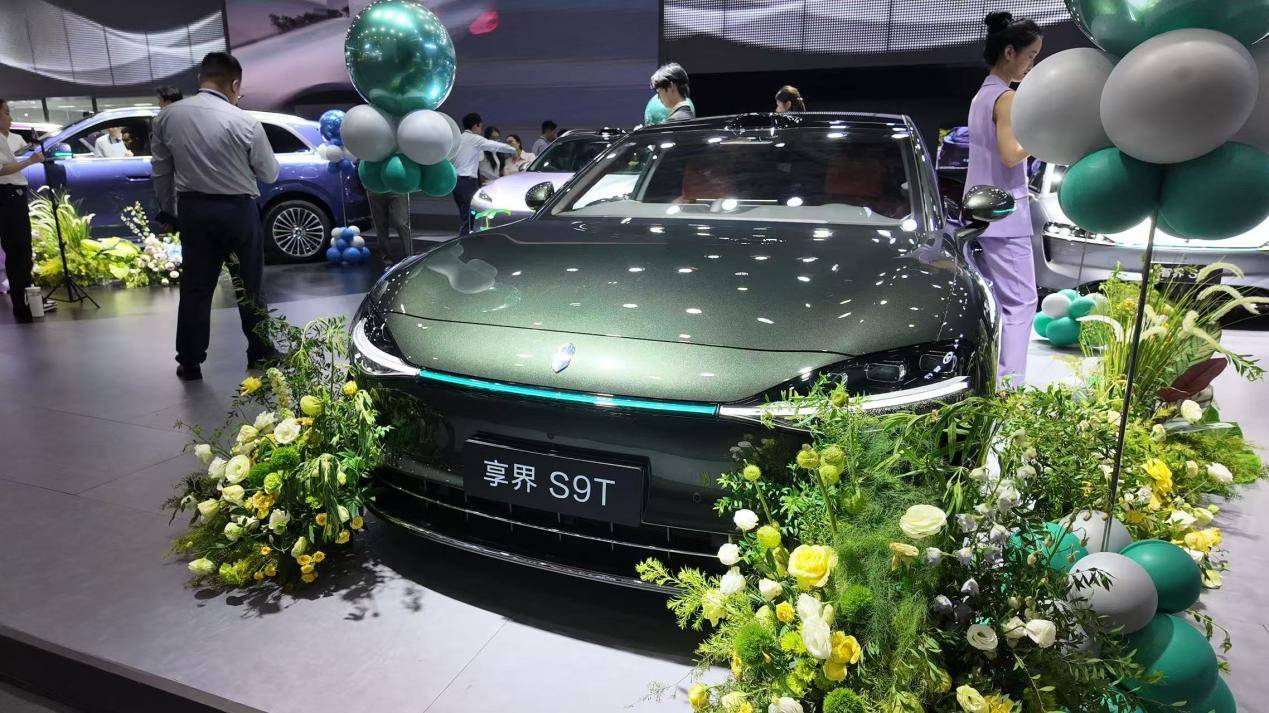 直擊鴻蒙智行展臺:見證問界M7與享界S9T的溫情交付時刻