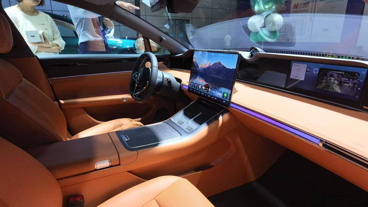 直擊鴻蒙智行展臺:見證問界M7與享界S9T的溫情交付時刻