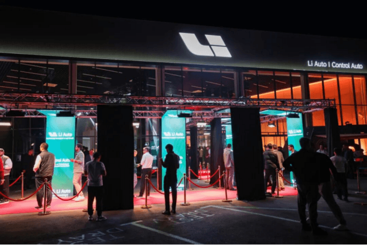 賽力斯增資至16.33億;9月汽車產銷首超300萬,車企年終KPI打響“沖刺戰”;特斯拉升級AP新增多種車渲染模型