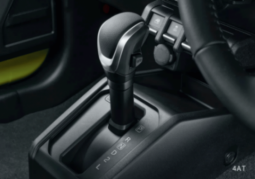 那么,話說回來,哪些新車更值得消費(fèi)者關(guān)注?在10萬(wàn)級(jí)燃油SUV市場(chǎng)中,有兩款車型值得關(guān)注,一款是剛剛上市的新款長(zhǎng)安CS75 PRO,一款是吉利博越。接下來,我們看看這兩款車型都有啥特點(diǎn),對(duì)于家庭用戶來說,選誰(shuí)更劃算?