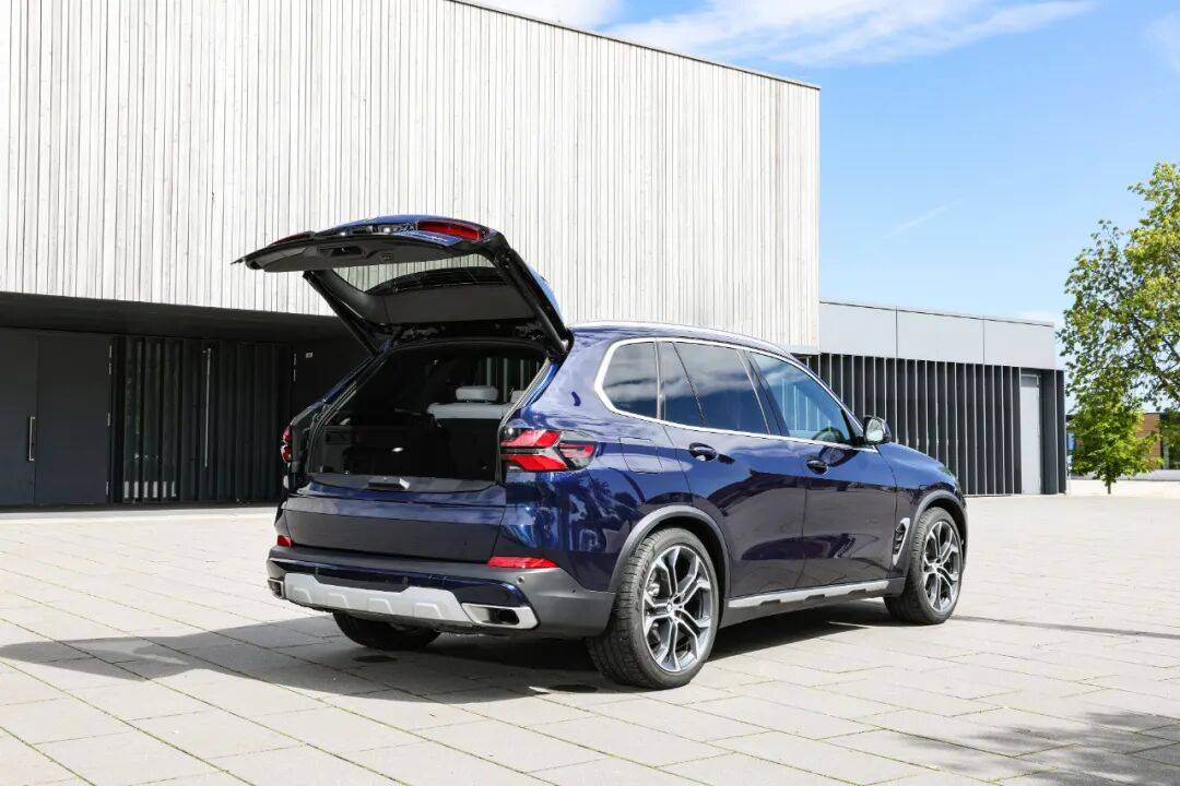 再見(jiàn)“天地門”?下一代寶馬X5或?qū)⒎艞壏煮w式尾門