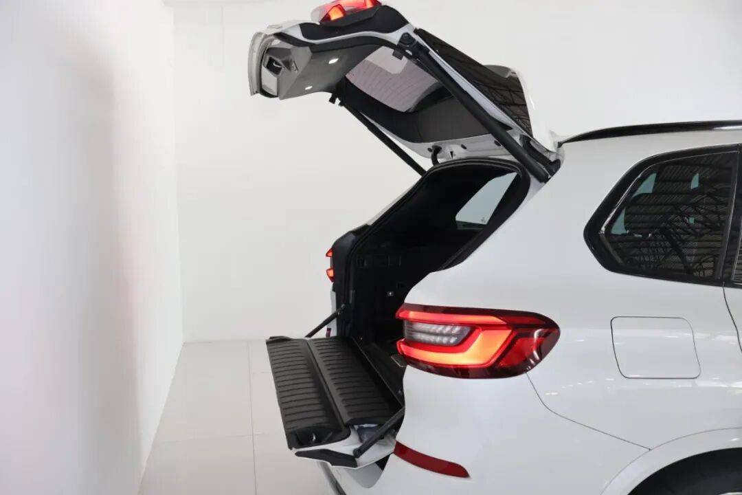 再見(jiàn)“天地門”?下一代寶馬X5或?qū)⒎艞壏煮w式尾門