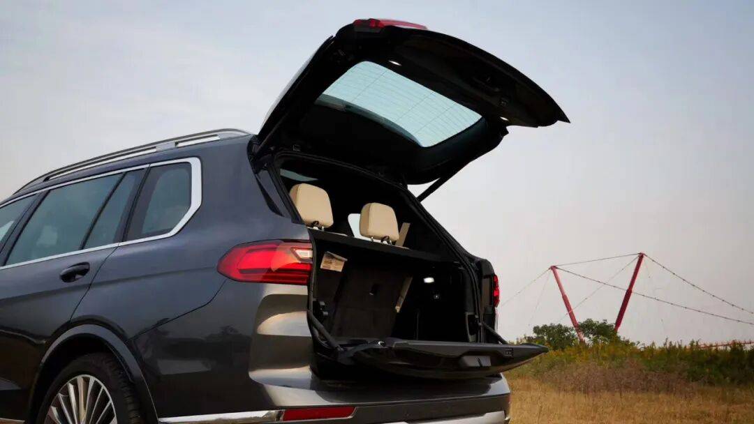 再見(jiàn)“天地門”?下一代寶馬X5或?qū)⒎艞壏煮w式尾門