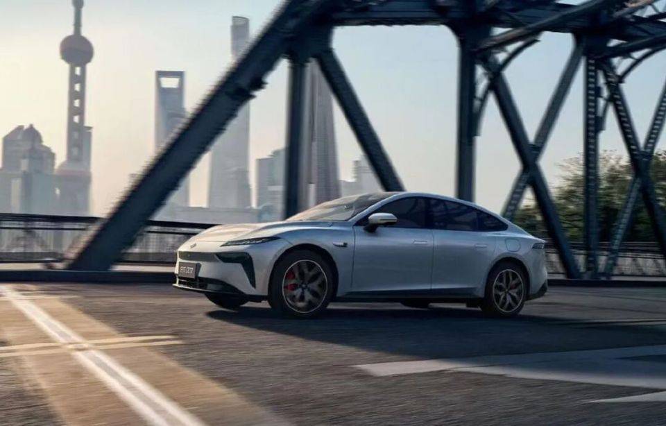 比肩奔馳CLA!2025款eπ007登陸新加坡,全球汽車市場的中國震撼