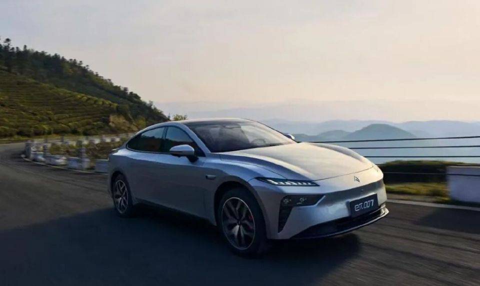 比肩奔馳CLA!2025款eπ007登陸新加坡,全球汽車市場的中國震撼