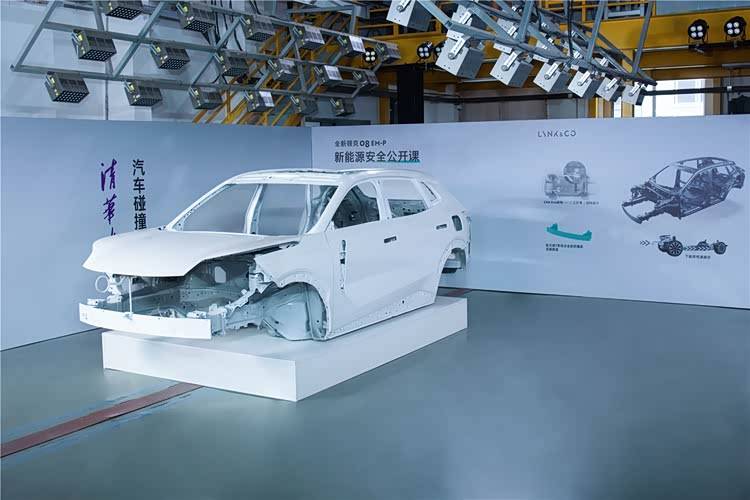 清華最新汽車安全教具,領克08的白車身默默為行業發展作貢獻