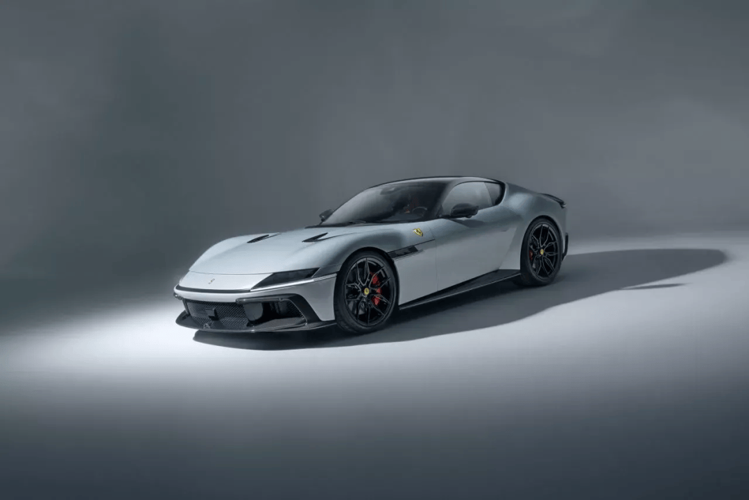Novitec操刀法拉利12Cilindri,輕量化升級(jí)+空氣動(dòng)力學(xué)優(yōu)化,V12超跑犀利進(jìn)化
