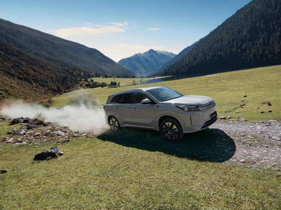 11.98萬享20萬越級體驗!第三代藍電E5 PLUS堪稱“六邊形戰士”