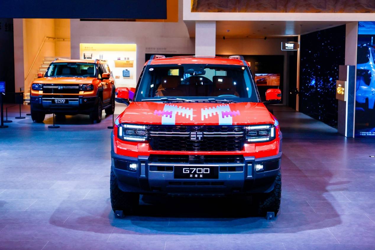2025廣州車展上,縱橫G700作為縱橫豪華電混越野,新車指導(dǎo)價35.99-37.99萬元