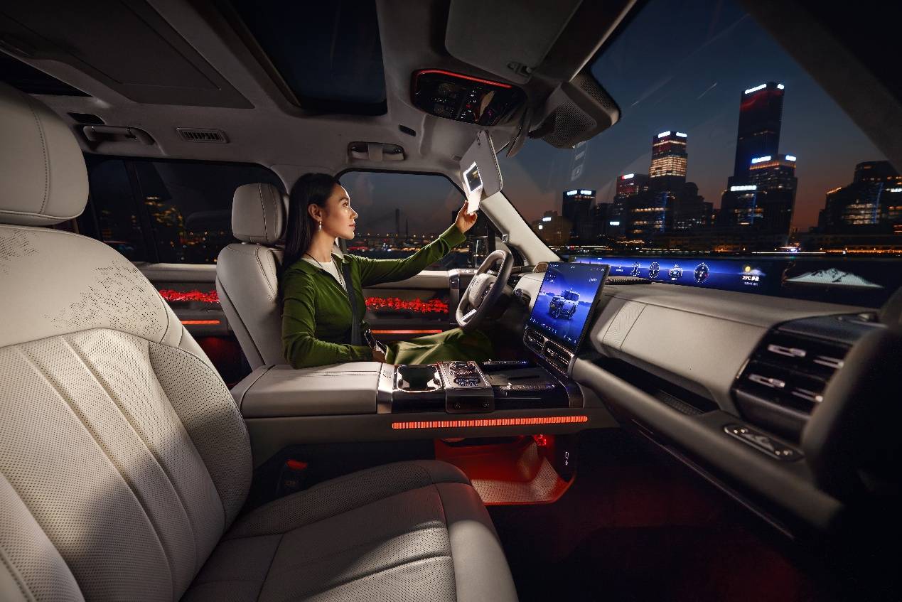 2025廣州車展上,縱橫G700作為縱橫豪華電混越野,新車指導(dǎo)價35.99-37.99萬元