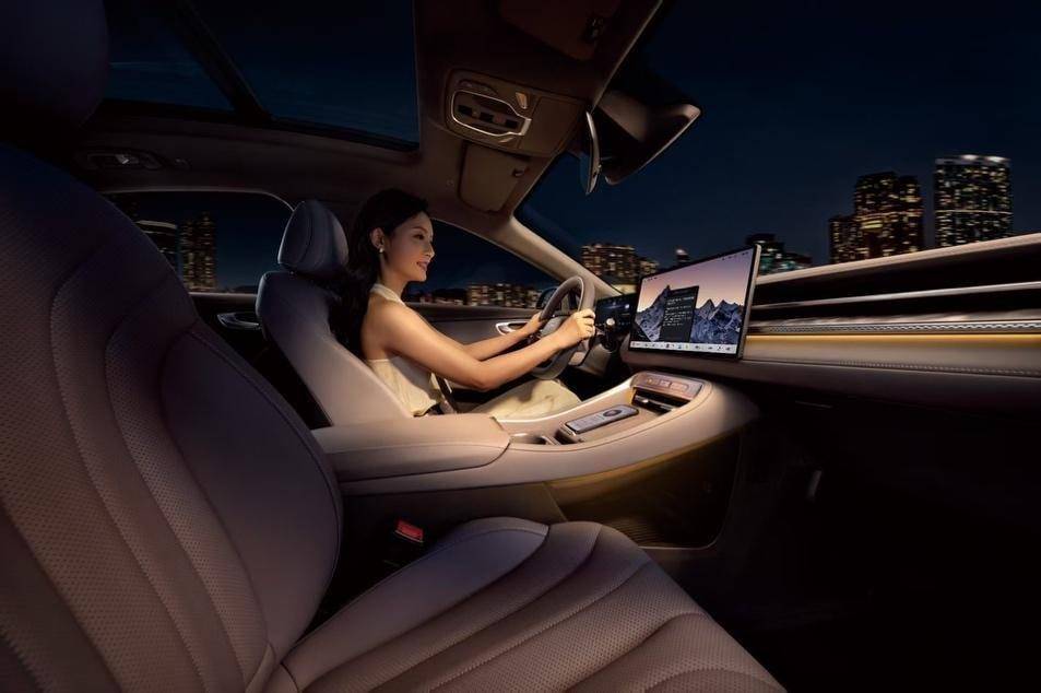 豆包大模型上車,榮威M7 DMH如何做到“高配平價”?