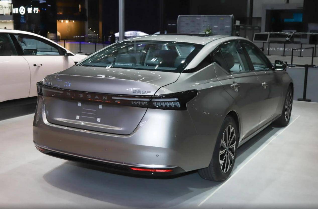 2026款天籟怎么樣?鴻蒙座艙和天籟油車匹配嗎?大沙發也有缺點?