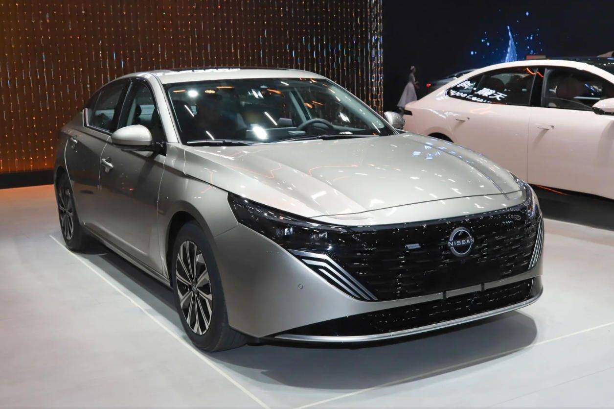 2026款天籟怎么樣?鴻蒙座艙和天籟油車匹配嗎?大沙發也有缺點?