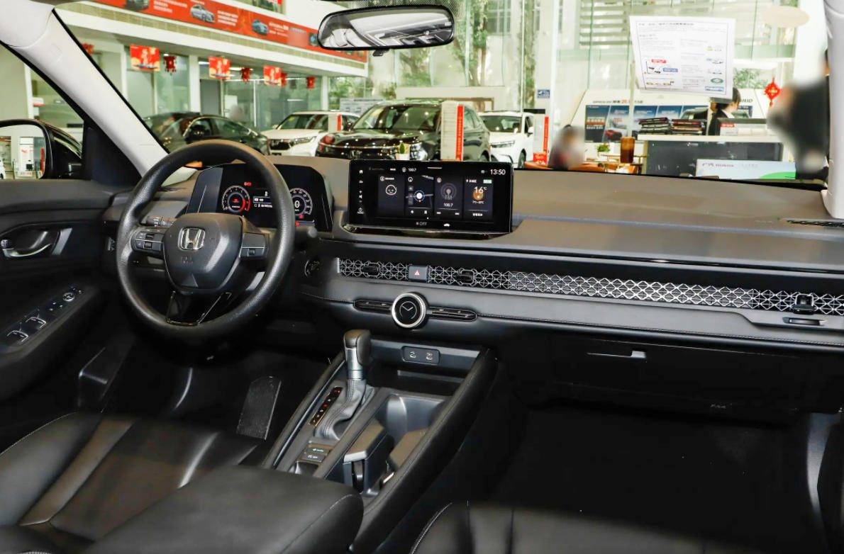 2026款天籟怎么樣?鴻蒙座艙和天籟油車匹配嗎?大沙發也有缺點?