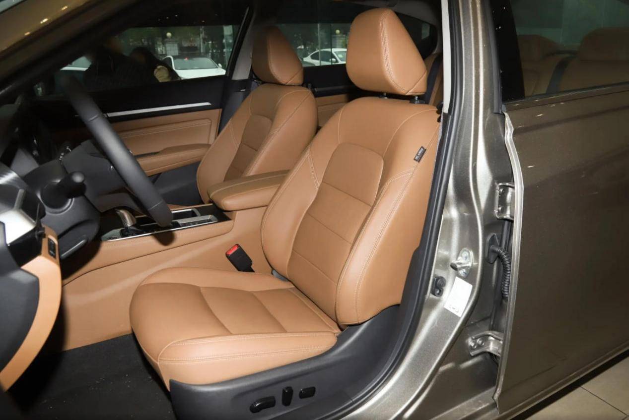 2026款天籟怎么樣?鴻蒙座艙和天籟油車匹配嗎?大沙發也有缺點?