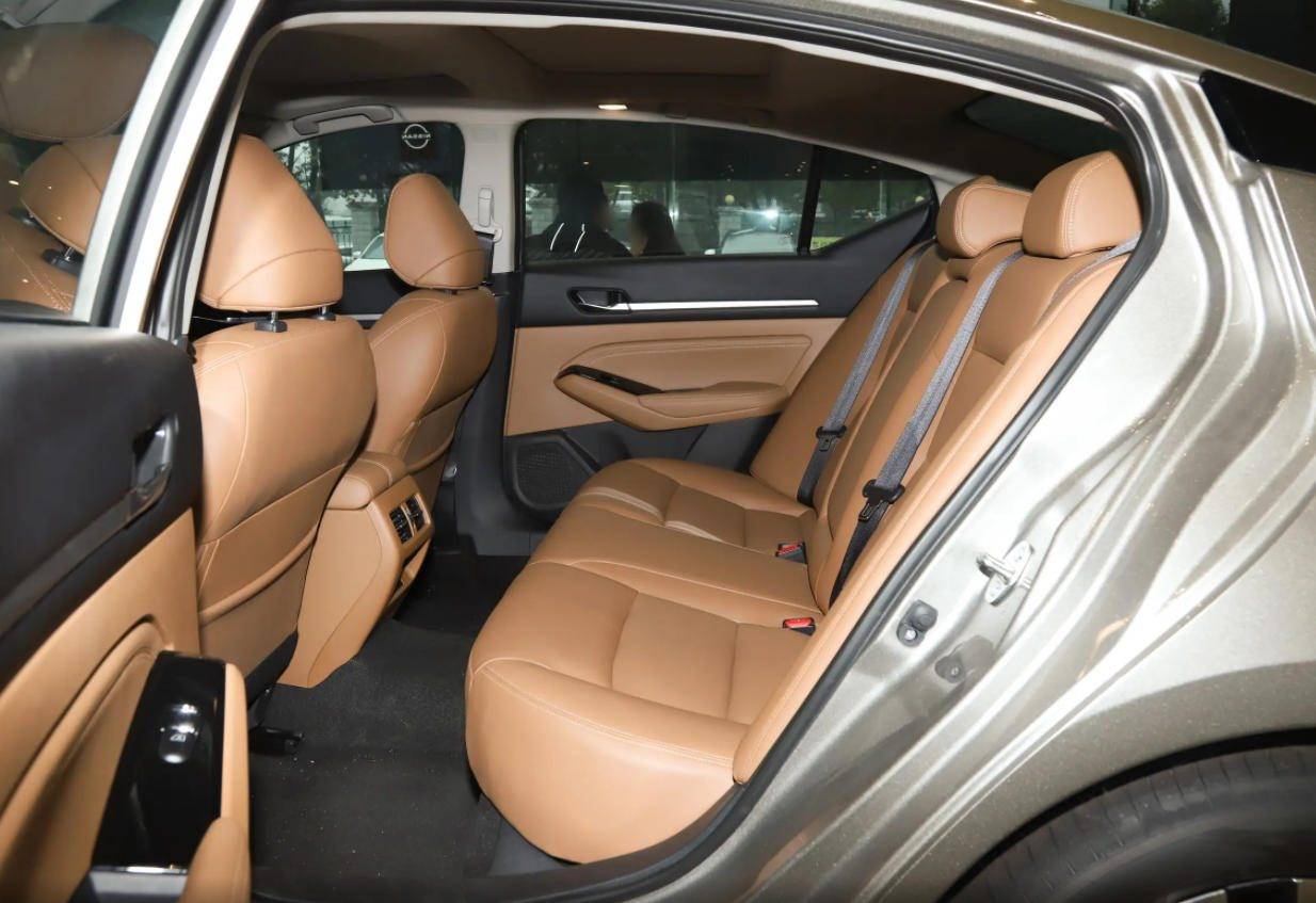 2026款天籟怎么樣?鴻蒙座艙和天籟油車匹配嗎?大沙發也有缺點?